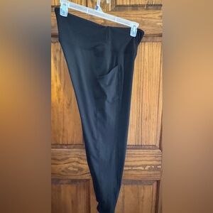 ZENANA 3X Wide band pocket black leggings. EUC. 
Black butter soft leggings.